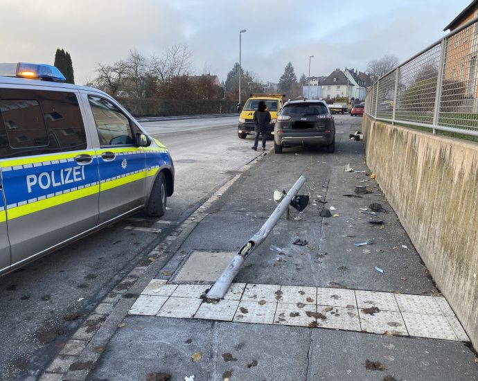 KS: PKW kracht in Ampelanlage