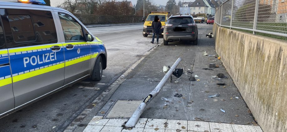 KS: PKW kracht in Ampelanlage