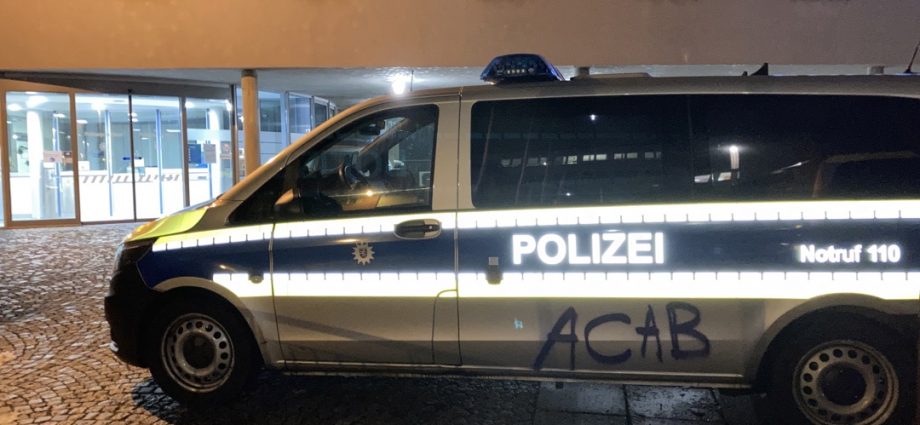 Im Einsatz: Streifenwagen in Kassel mit Graffiti besprüht