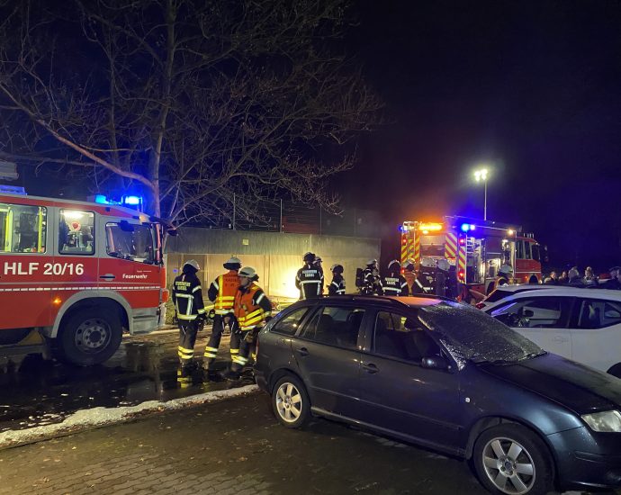KS: Gasflaschen explodieren – Brand in einer Garage