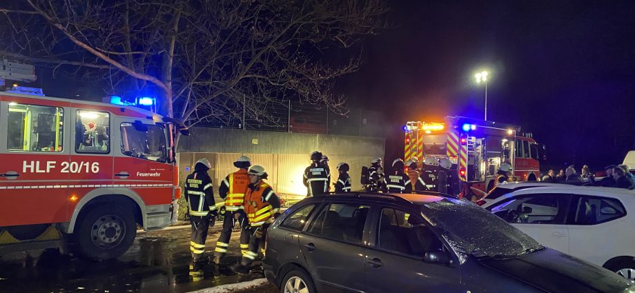 KS: Gasflaschen explodieren – Brand in einer Garage