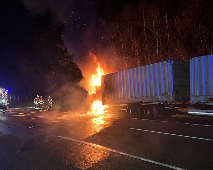 LKW auf der A7 bei Bad Hersfeld im Vollbrand
