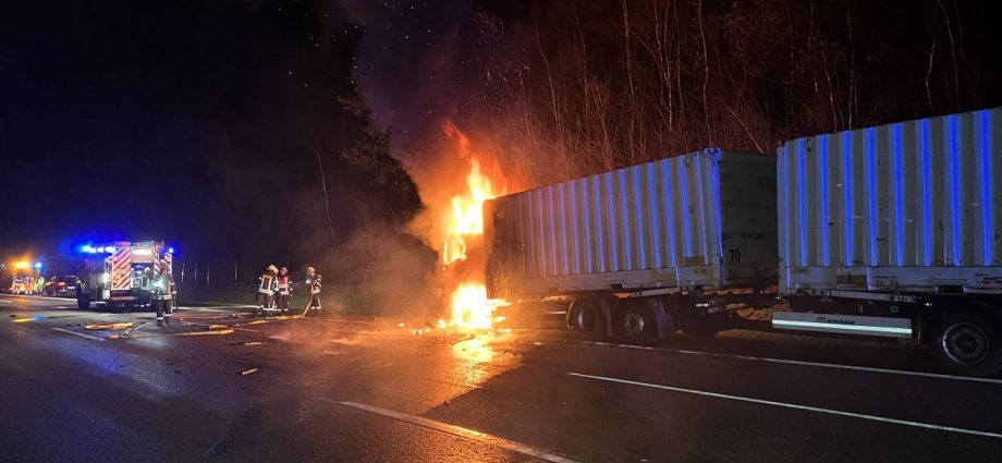 LKW auf der A7 bei Bad Hersfeld im Vollbrand