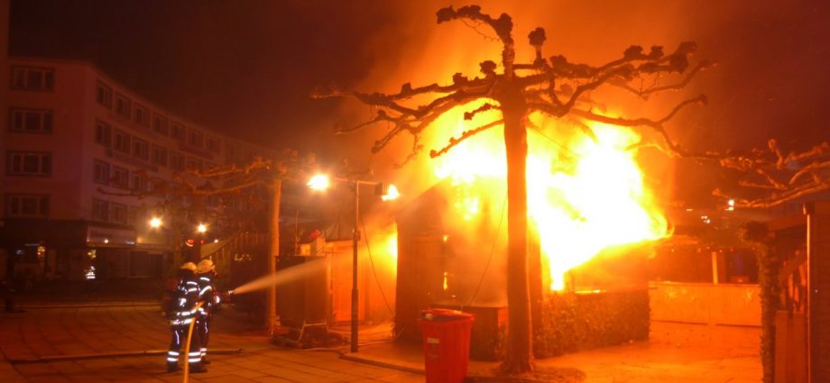 Kassel: Bratwurstbude auf Weihnachtsmarkt abgebrannt