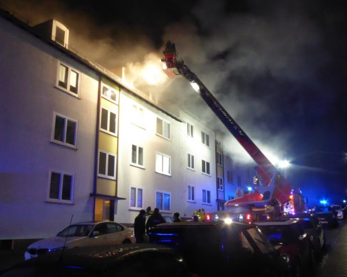KS: Dachstuhlbrand in der Magazinstraße – Bewohner verletzt