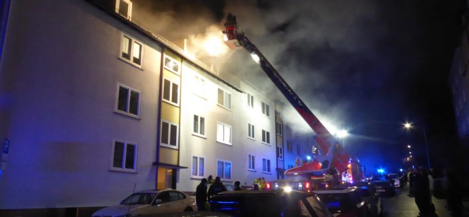 KS: Dachstuhlbrand in der Magazinstraße – Bewohner verletzt