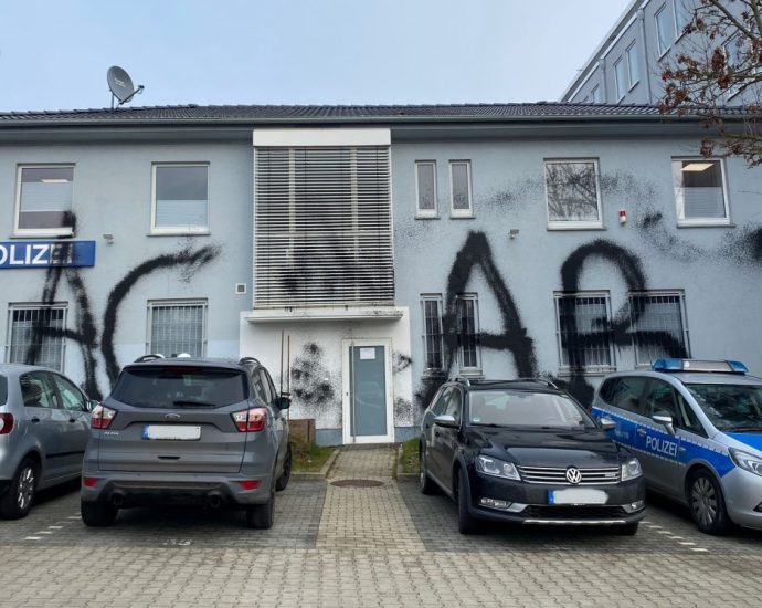 KS: Polizeigebäude großflächig mit Farbe besprüht (VIDEO)