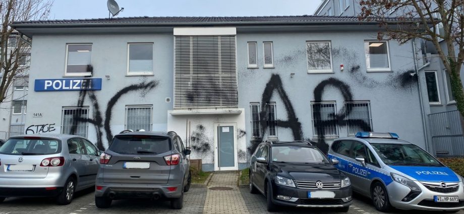 KS: Polizeigebäude großflächig mit Farbe besprüht (VIDEO)