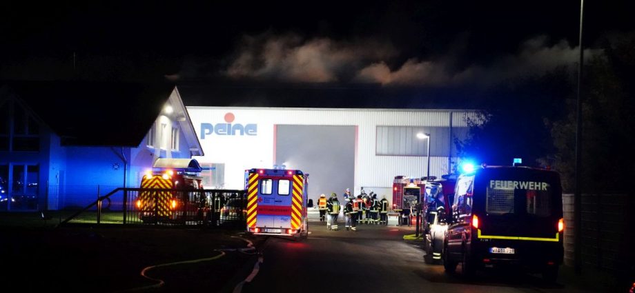 Zwei Feuerwehrmänner bei Großbrand in Mengeringhausen verletzt (VIDEO)