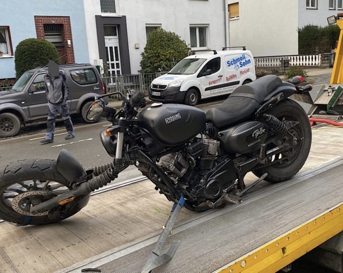 KS: Autofahrerin übersieht Motorradfahrer beim Abbiegen