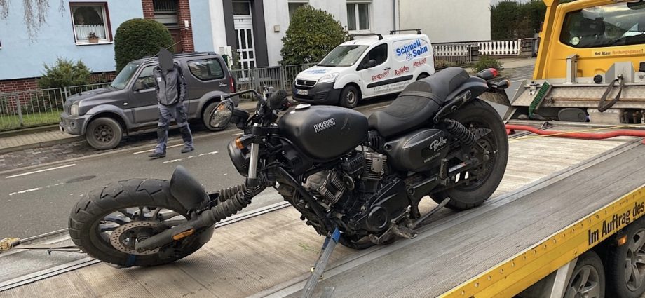 KS: Autofahrerin übersieht Motorradfahrer beim Abbiegen