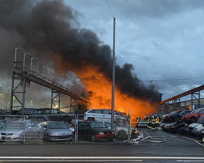Großbrand auf Schrottplatz in Kassel (VIDEO)