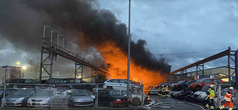 Großbrand auf Schrottplatz in Kassel (VIDEO)