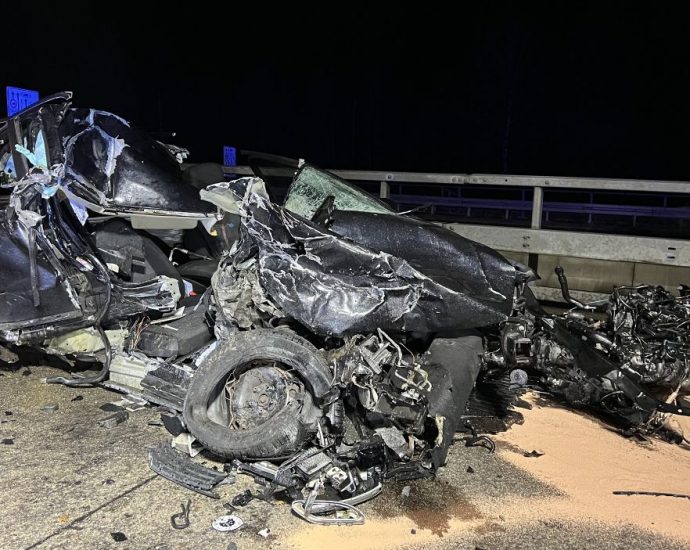 Großes Trümmerfeld nach Auffahrunfall auf der A5