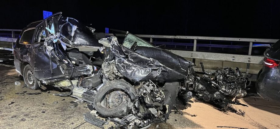 Großes Trümmerfeld nach Auffahrunfall auf der A5