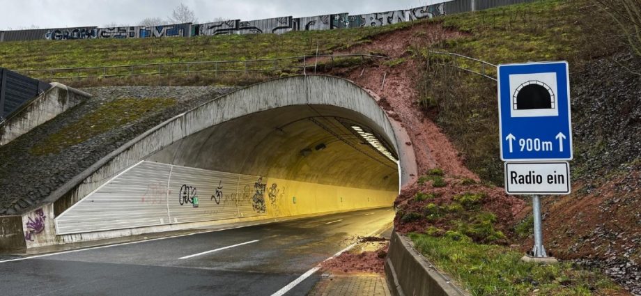A49: Tunnel bei Schwalmstadt nach Erdrutsch gesperrt