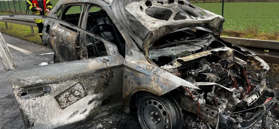 PKW brennt nach Unfall auf A49 aus