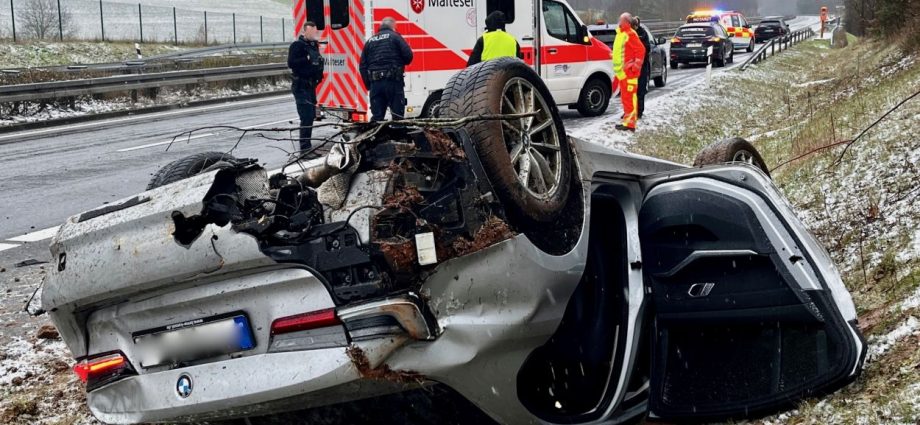 A49: PKW kommt ins Schleudern und landet auf dem Dach
