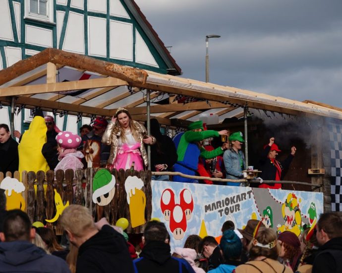 Tausende Zuschauer beim Rosenmontagsumzug in Fritzlar (VIDEO)