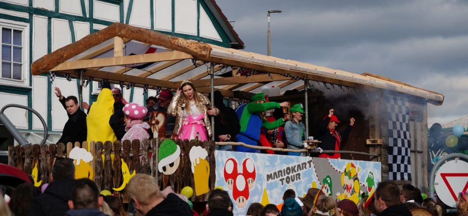 Tausende Zuschauer beim Rosenmontagsumzug in Fritzlar (VIDEO)