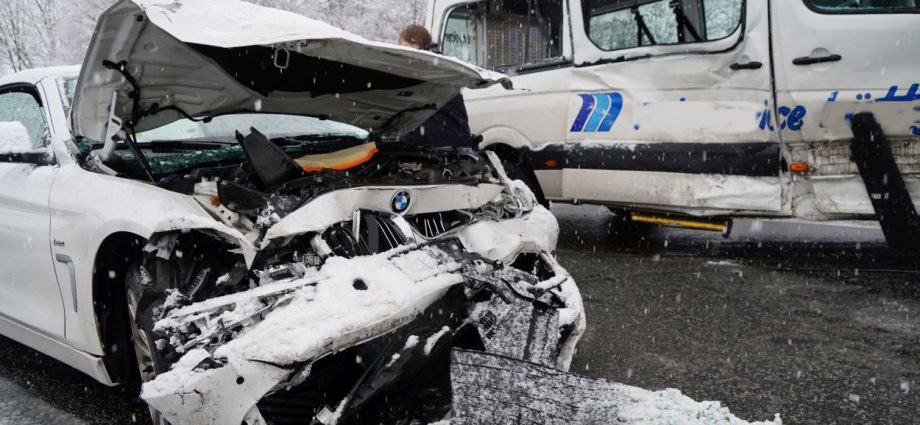 Schneeglätte: Zwei Verletzte nach Unfall auf B450 bei Istha
