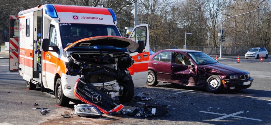 KS: Unfall mit Rettungswagen – Vier Verletzte