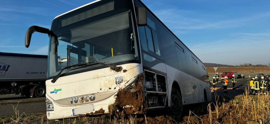 Schulbus kollidiert mit PKW