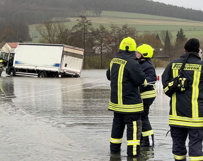 LKW bleibt im Hochwasser bei Niederjossa stecken