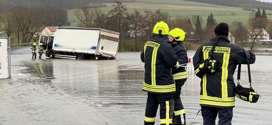 LKW bleibt im Hochwasser bei Niederjossa stecken