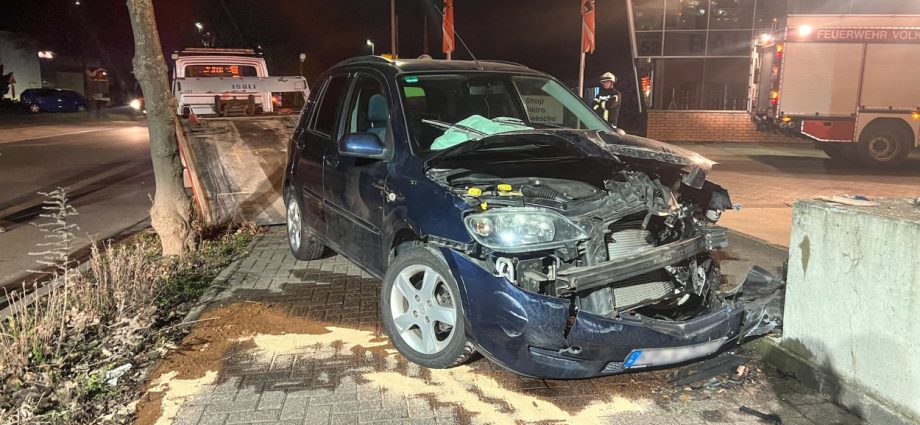 PKW kracht in Betonfundament – Tödlicher Unfall in Volkmarsen