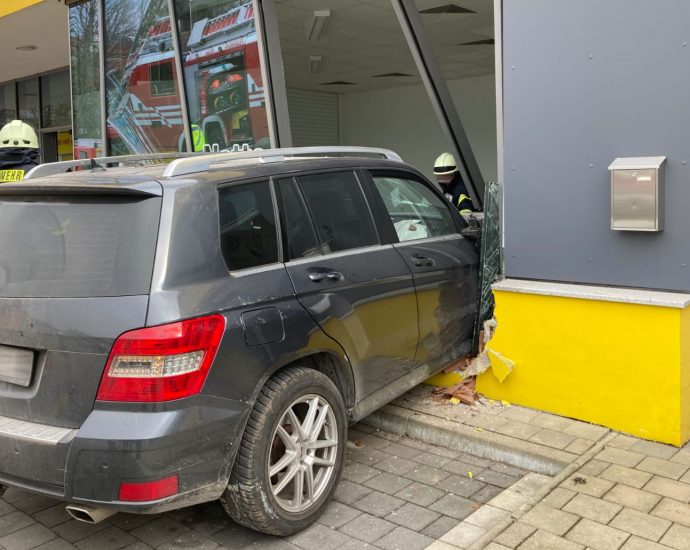 Helsa: Auto kracht in Schaufensterscheibe von Netto