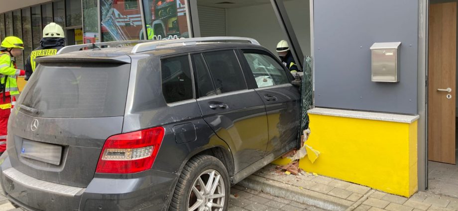 Helsa: Auto kracht in Schaufensterscheibe von Netto