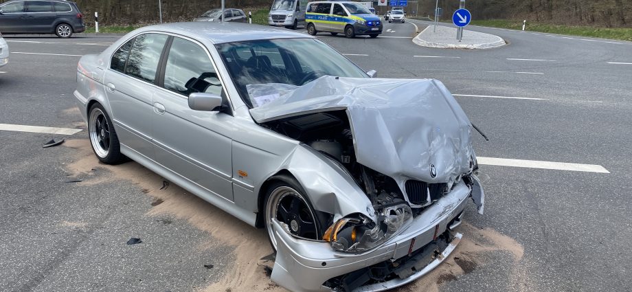 KS: Schwerer Verkehrsunfall im Kreuzungsbereich