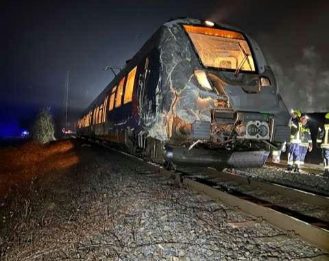 GÖ: Regionalbahn erfasst Sattelzug beim Rangieren