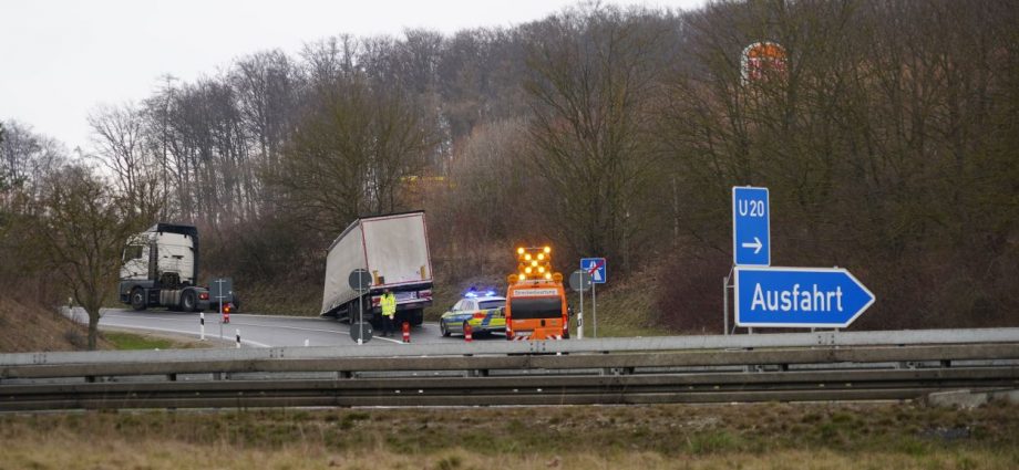 LKW verliert Auflieger in der A44 Abfahrt bei Breuna