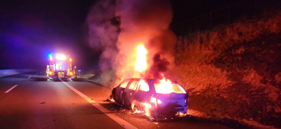 HeLi: BMW brannte auf A44 bei Hessisch Lichtenau