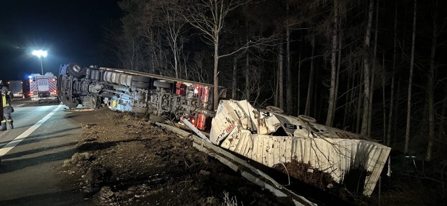 LKW kommt von der A7 ab