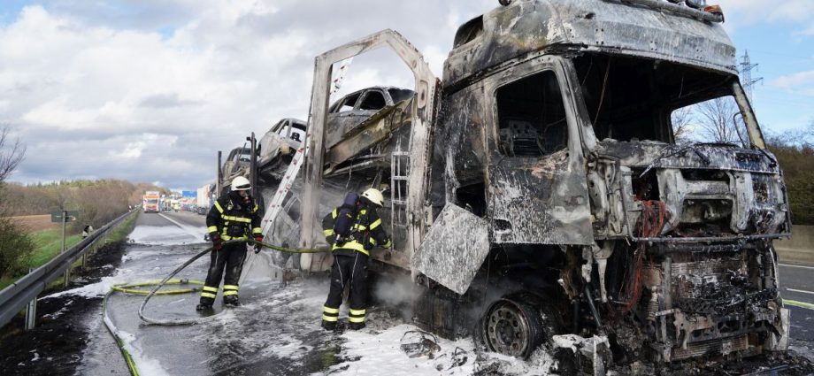 LKW-Autotransporter stand auf der A7 im Vollbrand (VIDEO)