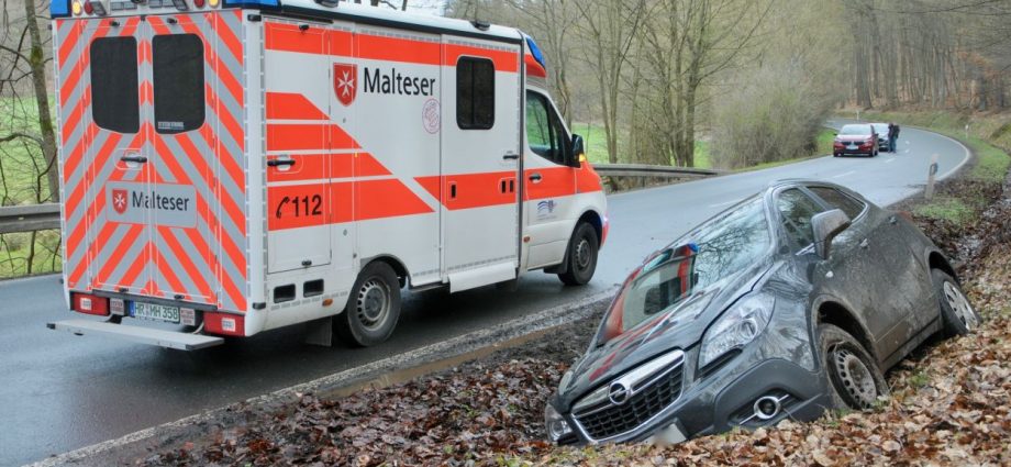 Vor Wasserdurchlass gekracht – Zwei Verletzte
