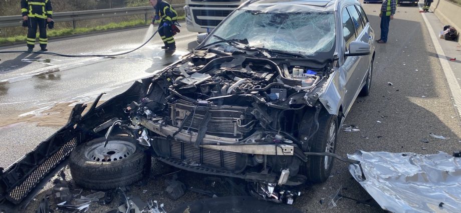 Schwerer Verkehrsunfall nach Ausweichmanöver auf A44