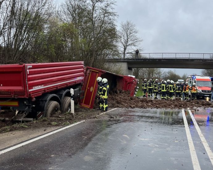 LKW kommt von B27 ab und kippt um
