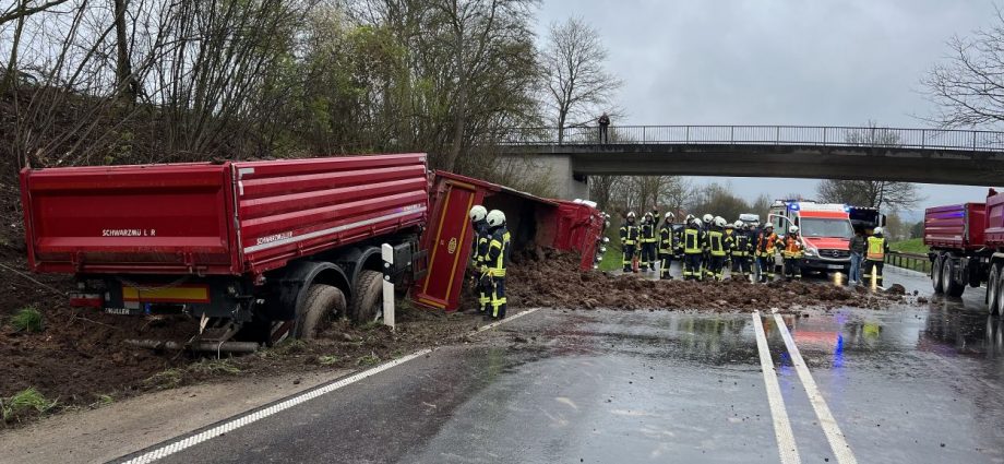LKW kommt von B27 ab und kippt um
