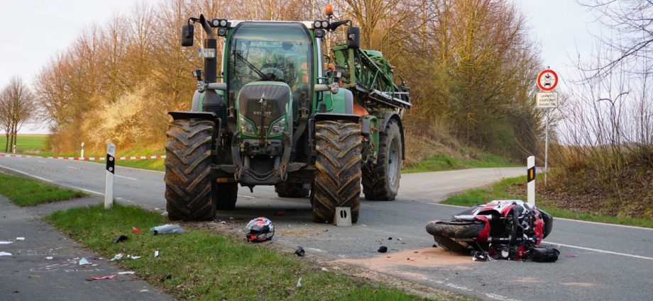 Motorradfahrerin kracht in Traktor – Schwerer Unfall bei Immenhausen