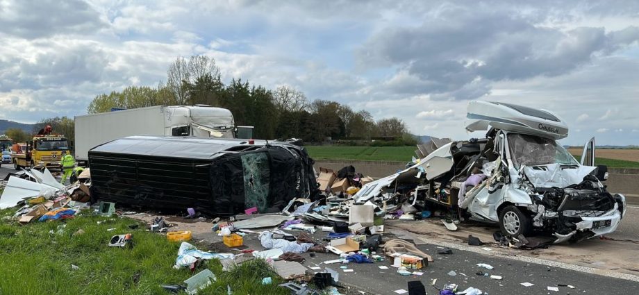 Stauende übersehen: Stundenlange Vollsperrung nach LKW Unfall auf A44