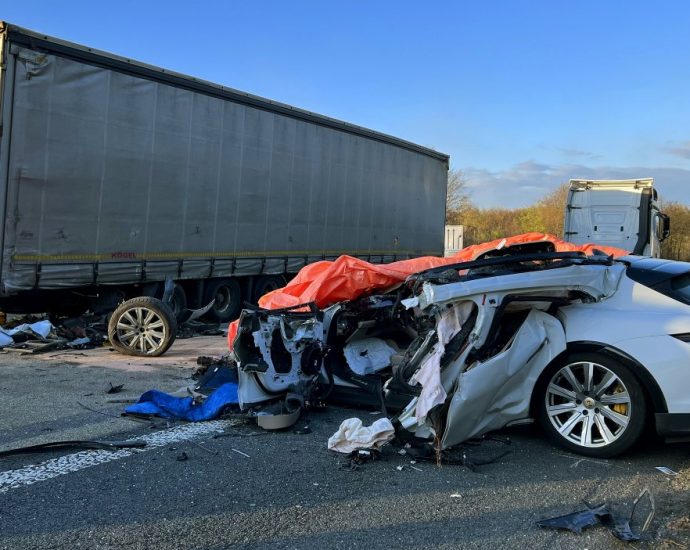 Elektro-Porsche kracht auf A5 in stehenden LKW