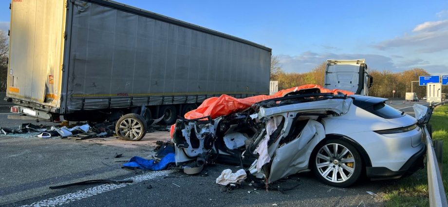 Elektro-Porsche kracht auf A5 in stehenden LKW