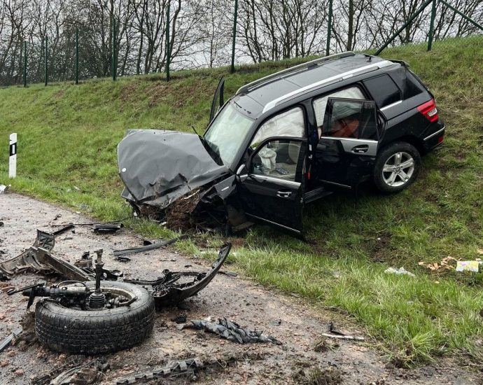 Mercedes auf Regennasser A7 überschlagen