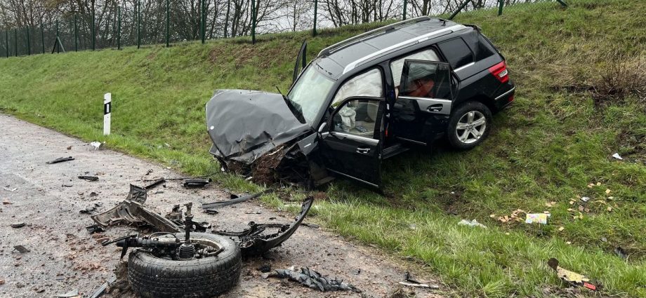 Mercedes auf Regennasser A7 überschlagen