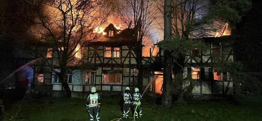 Wohnhaus des „Kannibalen von Rotenburg“ in Vollbrand