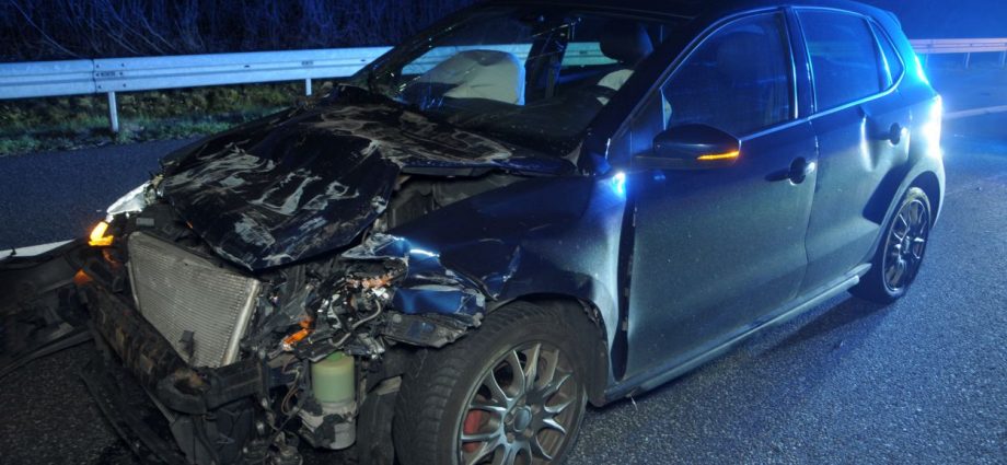 PKW fährt auf A49 unter LKW